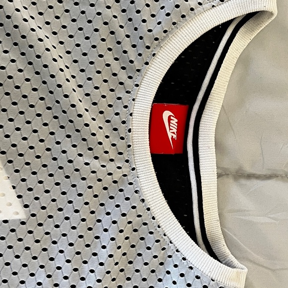 Nike workout/everyday top. Mesh overlay - Picture 5 of 5